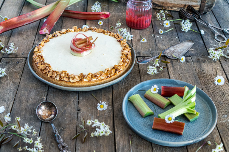 Süße Frühlingstage - Rhabarber-Tarte mit Bayrischer Creme ...